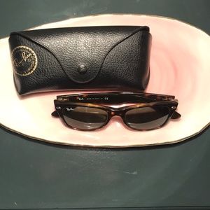 Wayfarer Raybans tortoise shell
